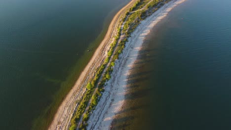 4K-Luftaufnahmen:-Enthüllung-Der-Bezaubernden,-Superdünnen-Strandenge-Auf-Der-Insel-Hiiumaa,-Estland
