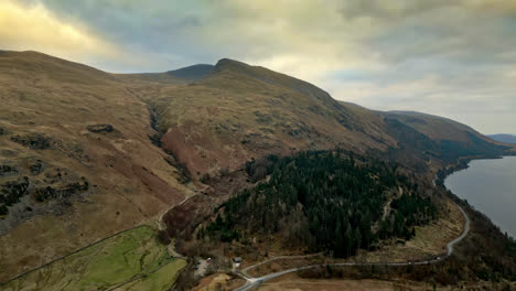 Contemple-El-Impresionante-Paisaje-De-Cumbria-En-Un-Impresionante-Video,-Que-Muestra-El-Lago-Thirlmere-Y-Su-Majestuosa-Montaña-Como-Telón-De-Fondo