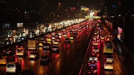 Verschwommener-Starker-Verkehr-Auf-Der-Autobahn-D100-Auf-Der-Anatolischen-Seite-Von-Istanbul-In-Einer-Regnerischen-Nacht