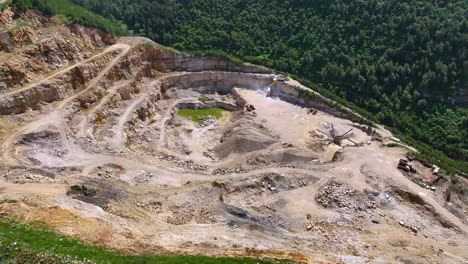 Cantera-De-Piedra-Excavada-En-La-Ladera-Y-Deforestación-Alrededor