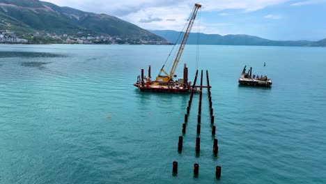 Grúa-En-Alta-Mar-En-El-Mar-Construyendo-Un-Muelle-De-Barcos-Con-Cimientos