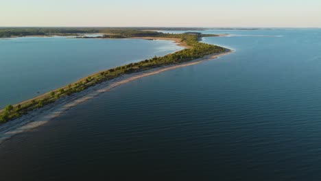 Küstenschönheit-Der-Insel-Hiiumaa:-Majestätische-Landenge-Von-Oben-–-4K-Drohnenaufnahmen