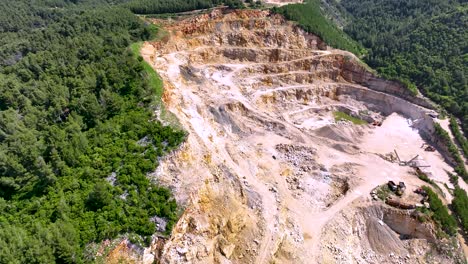 Steinmine-Ausgrabung-Am-Berghang,-Die-Den-Wald-Zerstört