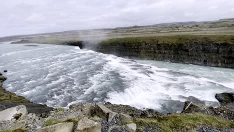 Island-–-Tauchen-Sie-Ein-In-Das-Neblige-Reich-Des-Isländischen-Gullfoss-Wasserfalls,-Einem-Faszinierenden-Naturschauspiel