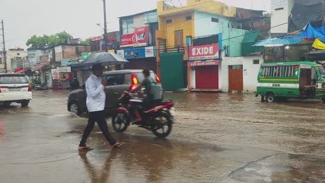 Verkehr-Durch-Durchnässte-Straßen,-Verursacht-Durch-Überschwemmungen-In-Indien