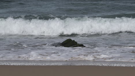 Brechende-Wellen-über-Einem-Felsen-Am-Strand-An-Der-Nordatlantikküste