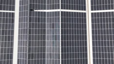 Luftaufnahme-Von-Photovoltaikmodulen-Auf-Dem-Dach-Einer-Fabrik
