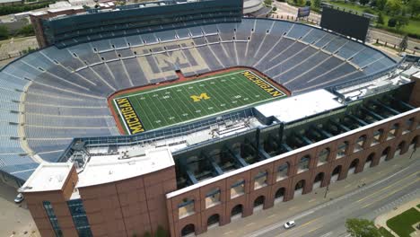 Estadio-De-La-Casa-Grande-De-La-Universidad-De-Michigan---Toma-De-Drones-De-Establecimiento-Cinematográfico