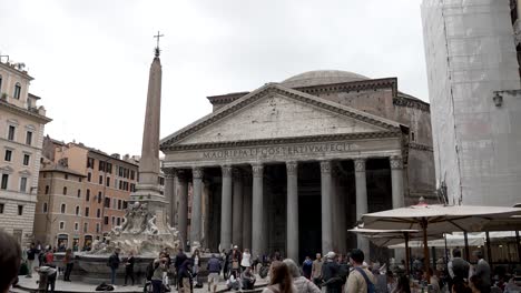 Obelisk-At-Piazza-della-Rotonda-Opposite-The-Pantheon-In-Rome-With-Tourists-Walking-Past