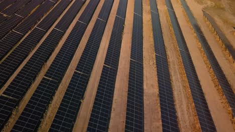 Photovoltaik-Bauernhof,-Solarpanel-Energie,-Umweltfreundliche-Stromversorgung,-Drohnenantenne
