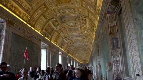 Massen-Von-Touristen,-Die-Mit-Ihren-Reiseführern-Durch-Die-Kartengalerie-Des-Vatikans-Spazieren