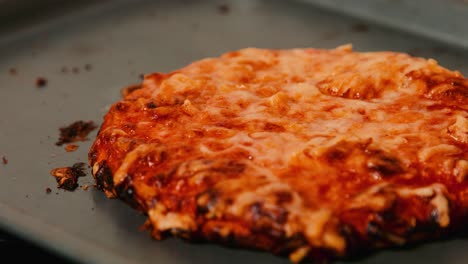 Pizza-Margarita-Cocida-Descansando-En-Una-Bandeja-Para-Hornear
