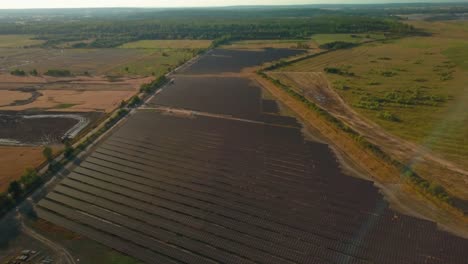 Vista-Aérea-De-La-Estación-Base-Del-Panel-Solar-En-El-Campo-Con-Plantaciones-Agrícolas