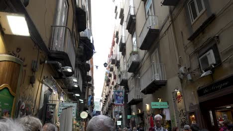 Blick-Nach-Oben-Entlang-Einer-Schmalen-Straße-In-Neapel-Mit-Balkonen