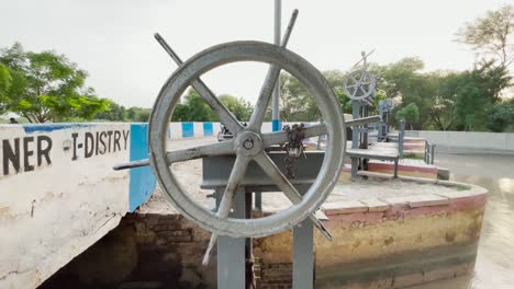 Water-Spillway-Valve-Wheel-To-Lift-Dam-On-Indus-River-In-Hyderabad,-Sindh