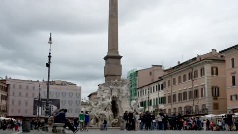 Touristen-Erkunden-Die-Piazza-Navona-Mit-Dem-Brunnen-Der-Vier-Flüsse-Und-Dem-Agonalen-Obelisken-Im-Hintergrund