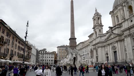 Touristen-Erkunden-Die-Piazza-Navona-Mit-Dem-Brunnen-Der-Vier-Flüsse-Und-Dem-Agonalen-Obelisken-Im-Hintergrund