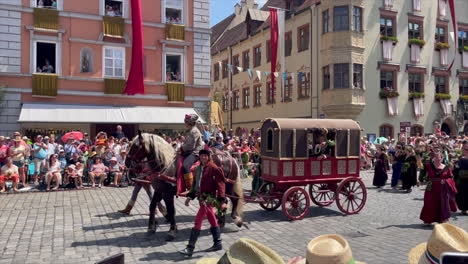 Mujeres-Nobles-En-El-Desfile-De-La-Boda-De-Landshut,-Una-Celebración-Histórica-De-1475-Que-Se-Recrea-Cada-4-Años,-Landshut,-Alemania