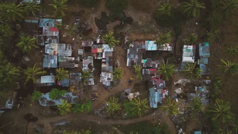 Blick-Aus-Der-Luft-Auf-Ein-Paar-ärmliche-Häuser,-Umgeben-Von-Müll-Mitten-Im-Dschungel-Im-Tropischen-Land-Indonesien