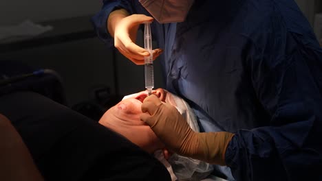 Arzt-Operiert-Den-Mund-Des-Patienten,-Injektion-In-Den-Mund,-Zahnarzt