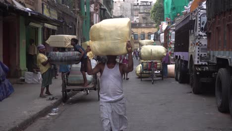 One-laborer-carries-the-goods-on-his-head