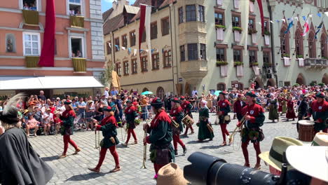 Musicians-and-kids-at-the-Parade-at-the-Landshut-wedding,-a-historical-celebration-of-1475-that-is-reenacted-every-4-years,-Landshut,-Germany