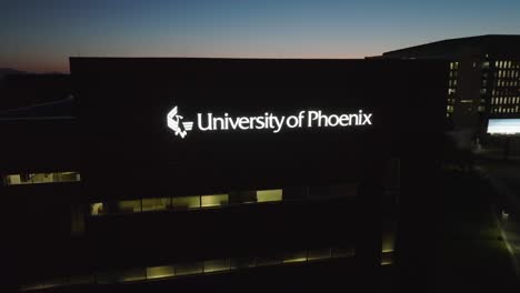 Schild-Der-University-Of-Phoenix-Am-Dunklen-Gebäude-Der-Bildungshochschule