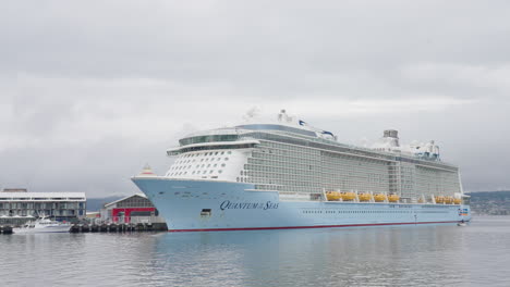 Royal-Caribbean-Quantum-Of-The-Seas-Luxuskreuzfahrtschiff-Im-Malerischen-Hafen,-4K-Zeitlupe
