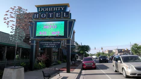 Doherty-Hotel-in-Clare,-Michigan-with-gimbal-video-stable-showing-traffic