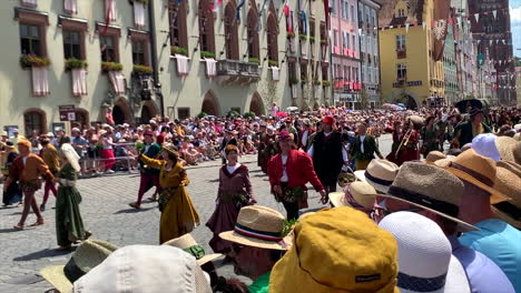 Agricultores-Disfrazados-En-El-Desfile-De-La-Boda-Landshut,-Una-Celebración-Histórica-De-1475-Que-Se-Recrea-Cada-4-Años,-Landshut,-Alemania