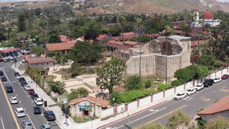 Toma-Aérea-Panorámica-Baja-De-Las-Ruinas-De-La-Gran-Iglesia-De-Piedra-En-La-Misión-San-Juan-Capistrano-En-California