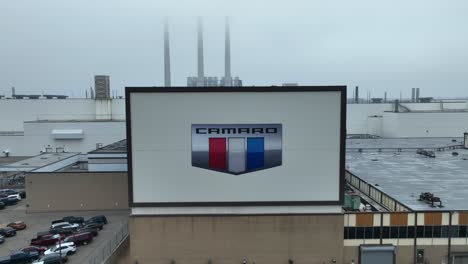 Camaro-Logo-Auf-Dem-Fertigungsgebäude-Im-General-Motors-Montagewerk-In-Lansing,-Michigan