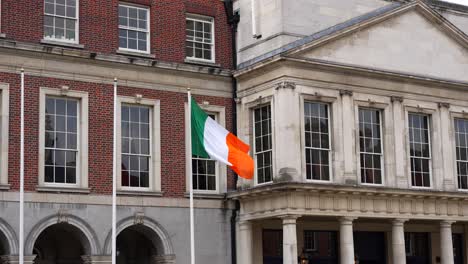 Fesselnde-Momente-Mit-Der-Irischen-Flagge-Im-Dublin-Castle,-Die-Im-Wind-Weht