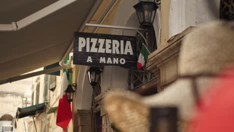 Cartel-De-Pizza,-Entrada-De-Una-Pizzería-En-Corfú