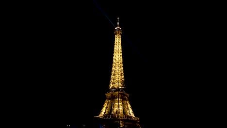 Eiffel-Tower-at-night-from-a-Seine-river-boat-with-night-beam-lights,-Wide-shot