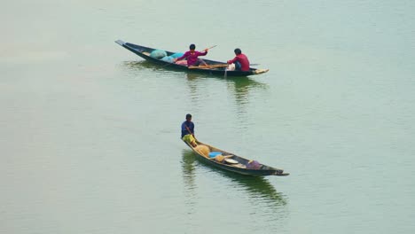 Fischer-In-Traditionellen-Booten,-Die-Mit-Netzen-Am-Surma-Fluss-In-Bangladesch-Fischen,-Zeigen-Einen-Kleinen-Jungen,-Der-Angeln-Lernt