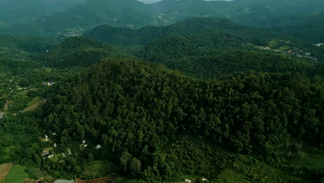 4K-Filmische-Naturluftaufnahmen-Einer-Drohne,-Die-An-Einem-Sonnigen-Tag-über-Die-Wunderschönen-Berge-Von-Mon-Jam-Neben-Chiang-Mai,-Thailand-Fliegt