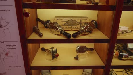 La-Exhibición-De-Vibradores-Antiguos-En-El-Museo-Del-Sexo-En-Praga,-República-Checa