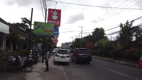 Blick-Auf-Die-Straße-In-Der-Stadt-Denpasar,-Bali,-Indonesien,-Sanur,-Städtisch,-Verkehr-An-Einem-Bewölkten-Tag