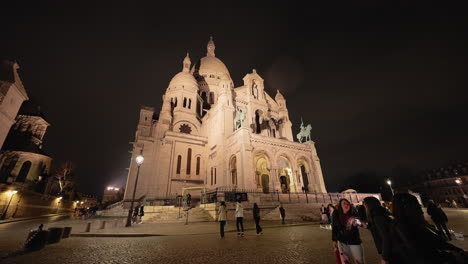 Gente-Fuera-De-La-Famosa-Arquitectura-De-La-Basílica-Del-Sacré-Coeur-De-Montmartre-En-París,-Francia