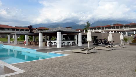 Dion-Palace-Resort-Und-Spa-Vor-Der-Kulisse-Des-Olymp,-Dem-Höchsten-Berg-Griechenlands,-Eingehüllt-In-Große-Weiße-Wolken