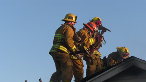 Feuerwehrleute-Benutzen-Äxte,-Um-Auf-Das-Dach-Zu-Gelangen