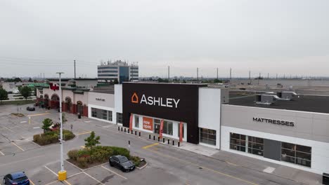 Filmische-Drohnenaufnahme-Des-Neuen-Einzelhandelsgeschäfts-„Ashley-Furniture-Homestore-Canada“-In-Vaughan,-Ontario