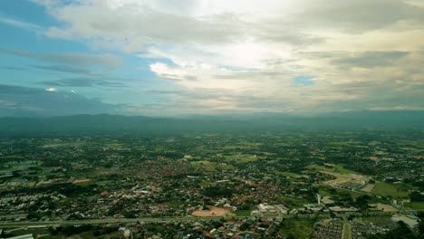 4K-Filmische-Naturluftaufnahmen-Einer-Drohne,-Die-Während-Des-Sonnenuntergangs-über-Die-Wunderschöne-Stadt-Chiang-Mai,-Thailand,-Fliegt