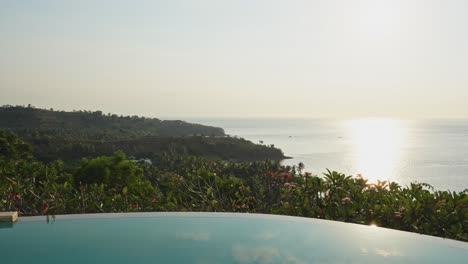 Sonnenuntergang-Am-Pool-In-Der-Tropischen-Lombok-Villa