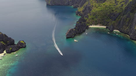 Ein-Schnellboot-Fährt-In-Eine-Insellagune-Auf-Den-Philippinen