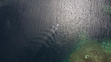 Top-Down-Drohnenaufnahme-Eines-Bootes,-Das-Durch-Den-Ozean-In-Palawan,-Philippinen,-Asien-Fährt,-Filmisch,-Aus-Der-Luft