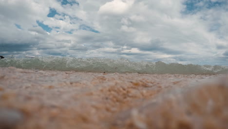 Wellen-Krachen-An-Einem-Sandstrand,-Unterwasser-Pov