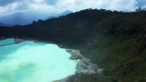 Malerische-Aussicht-Auf-Den-Weißen-Krater-In-Bandung,-Indonesien---Drohnenaufnahme
