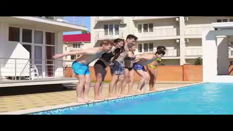 Aufgeregte-Gruppe-Junger-Attraktiver-Menschen-In-Badeanzügen,-Die-An-Einem-Sommertag-Ins-Schwimmbad-Springen.-Aufnahme-In-Zeitlupe